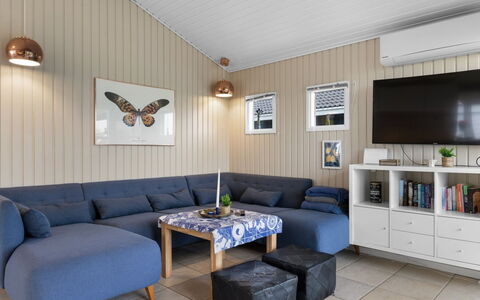 Roya - 100M from the Sea: Meubilair, Interieur Ontwerp, Bankstel, Flooring, Hout, Verdieping, Plafond, Woonkamer, Kamer, Huis