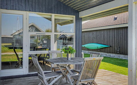 Roya - 100M from the Sea: Blauw, Verblijf, Huis, Huis, Boerderij, Landgoed, Siding