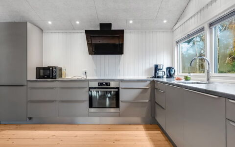 Alika - 300M from the Sea: Hout, Keuken, Flooring, Major Appliance, Toestel Van De Keuken, Countertop, Interieur Ontwerp, Plafond, Verdieping, Huishoudapparatuur