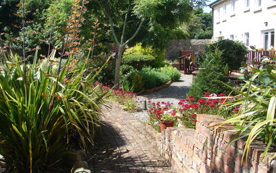 Courtyard Hc No 8: Bloem, Struik, Tuin, Steen, Landscaping, Werf, Backyard, Verblijf, Flagstone