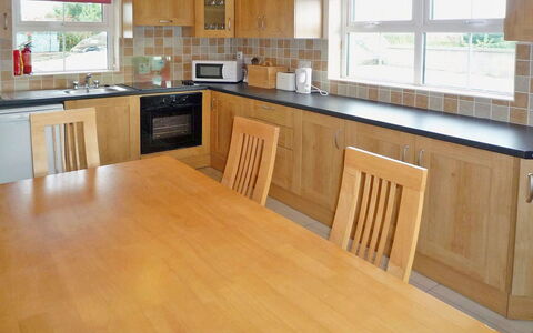 Timmy'S Cottage Heir Island: Meubilair, Flooring, Hout, Verdieping, Interieur Ontwerp, Countertop, Cabinetry, Keuken, Huis, Kamer