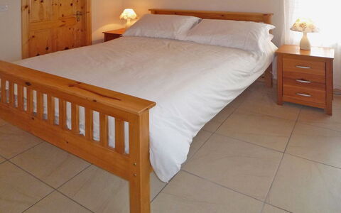 Timmy'S Cottage Heir Island: Bed, Meubilair, Slaapkamer, Bedding, Hout, Laken, Verdieping, Bed Frame, Flooring, Linens