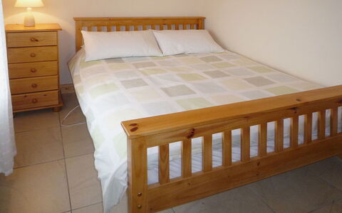 Timmy'S Cottage Heir Island: Bed, Bedding, Slaapkamer, Meubilair, Laken, Hout, Linens, Bed Frame, Verdieping, Flooring