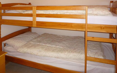 Timmy'S Cottage Heir Island: Stapelbed, Hout, Bed, Slaapkamer, Verdieping, Flooring, Bedding, Bed Frame, Laken, Slaapzaal