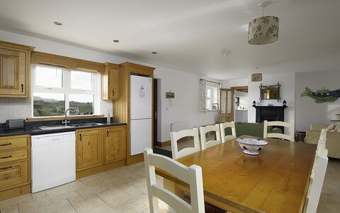 Rhea Holiday Home Bantry: Hout, Meubilair, Interieur Ontwerp, Plafond, Flooring, Cabinetry, Verdieping, Kamer, Keuken, Kast