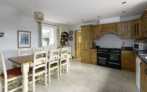 Rhea Holiday Home Bantry: Flooring, Meubilair, Interieur Ontwerp, Verdieping, Hout, Keuken, Cabinetry, Countertop, Kamer, Plafond