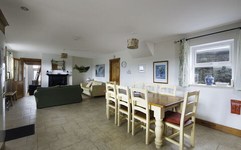 Rhea Holiday Home Bantry: Meubilair, Hout, Tafel, Flooring, Interieur Ontwerp, Plafond, Verdieping, Kamer, Stoel, Woonkamer