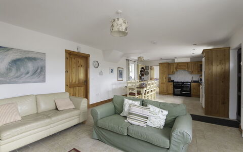 Rhea Holiday Home Bantry: Meubilair, Hout, Bankstel, Interieur Ontwerp, Flooring, Huis, Plafond, Verdieping, Woonkamer, Kamer