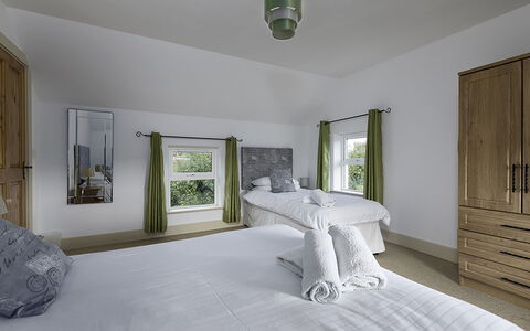 Rhea Holiday Home Bantry: Interieur Ontwerp, Meubilair, Bed, Slaapkamer, Flooring, Verdieping, Plafond, Hout, Kamer, Bedding