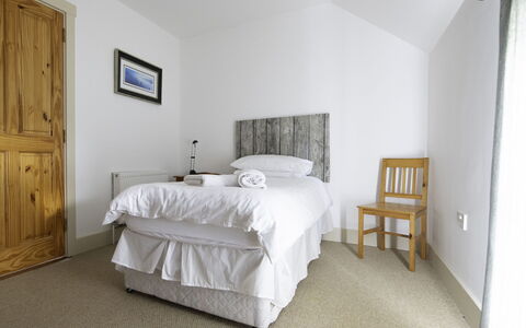 Rhea Holiday Home Bantry: Slaapkamer, Bed, Hout, Bedding, Laken, Meubilair, Verdieping, Interieur Ontwerp, Plafond, Flooring