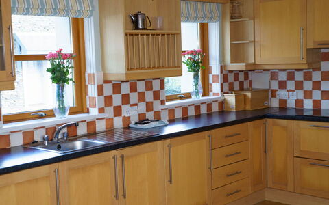 Dingle Cy (Tr4) - 3 Bed No 2: Keuken, Countertop, Cabinetry, Interieur Ontwerp, Flooring, Meubilair, Hout, Toestel Van De Keuken, Gootsteen, Verdieping