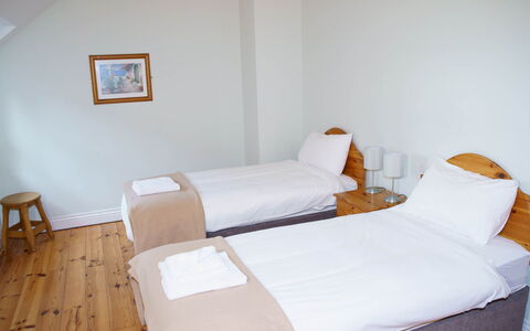 Dingle Cy (Tr4) - 3 Bed No 2: Hout, Verdieping, Slaapkamer, Bed, Meubilair, Interieur Ontwerp, Laken, Flooring, Bedding, Bed Frame