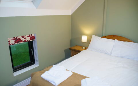Dingle Cy (Tr4) - 3 Bed No 12: Bed, Slaapkamer, Muur, Interieur Ontwerp, Bedding, Laken, Hout, Verdieping, Meubilair, Flooring