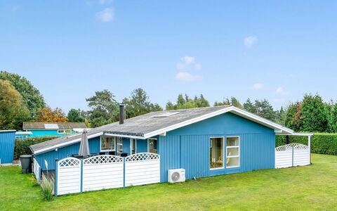 Einari - 500M from the Sea: Verblijf, Backyard, Werf, Garden Gebouwen, Schuur, Siding, Buitenmeubels, Blokhut, Outdoor Structuur, Keet