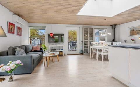 Einari - 500M from the Sea: Verblijf, Backyard, Werf, Garden Gebouwen, Schuur, Siding, Buitenmeubels, Blokhut, Outdoor Structuur, Keet