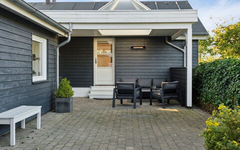 Tajo - 200M from the Sea: Siding, Huis, Dak, Huis, Woongebied, Verblijf, Werf, Schaduw, Backyard, Gazon