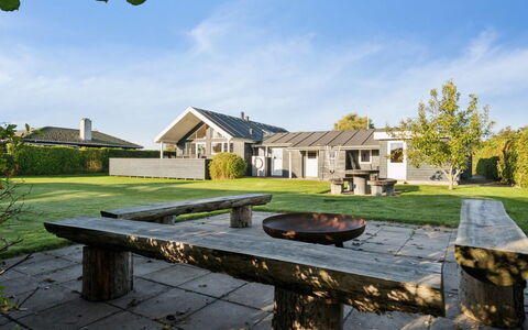 Tajo - 200M from the Sea: Siding, Huis, Dak, Huis, Woongebied, Verblijf, Werf, Schaduw, Backyard, Gazon