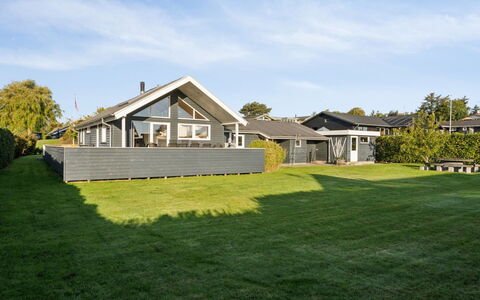 Tajo - 200M from the Sea: Siding, Huis, Dak, Huis, Woongebied, Verblijf, Werf, Schaduw, Backyard, Gazon