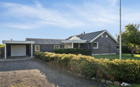Tajo - 200M from the Sea: Siding, Huis, Dak, Huis, Woongebied, Verblijf, Werf, Schaduw, Backyard, Gazon