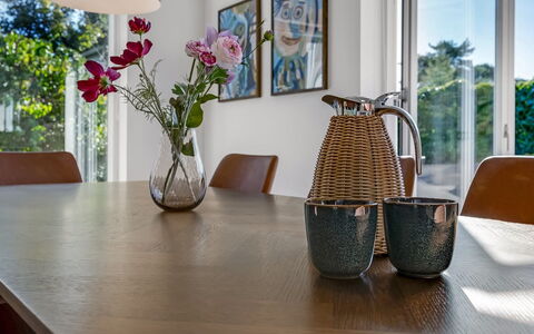 Assa - 500M from the Sea: Meubilair, Interieur Ontwerp, Flooring, Tafel, Eetkamer, Hout, Keuken En Eettafel, Verdieping, Tableware, Stoel