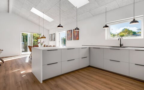 Assa - 500M from the Sea: Keuken, Flooring, Countertop, Hout, Verdieping, Interieur Ontwerp, Houten Vloer, Toestel Van De Keuken, Cabinetry, Meubilair