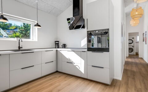 Assa - 500M from the Sea: Keuken, Countertop, Toestel Van De Keuken, Cabinetry, Interieur Ontwerp, Flooring, Major Appliance, Hout, Plafond, Huishoudapparatuur