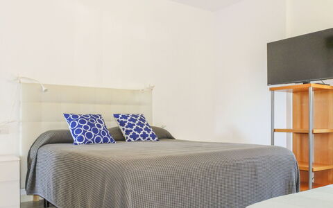 Sol Pins Tamariu: Meubilair, Bed, Interieur Ontwerp, Slaapkamer, Flooring, Verdieping, Bedding, Laken, Hout, Kamer