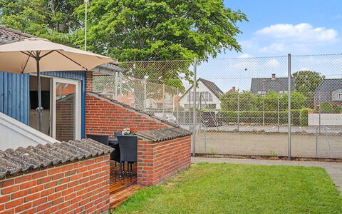 Asfrid - 80M from the Sea: Verblijf, Backyard, Werf, Garden Gebouwen, Schuur, Siding, Buitenmeubels, Blokhut, Outdoor Structuur, Keet