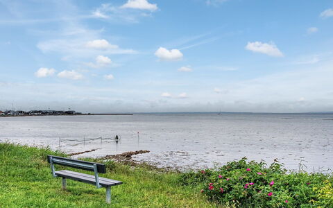 Asfrid - 80M from the Sea: Verblijf, Backyard, Werf, Garden Gebouwen, Schuur, Siding, Buitenmeubels, Blokhut, Outdoor Structuur, Keet