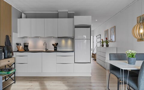 Asfrid - 80M from the Sea: Meubilair, Keuken, Interieur Ontwerp, Flooring, Countertop, Toestel Van De Keuken, Cabinetry, Verdieping, Hout, Houten Vloer