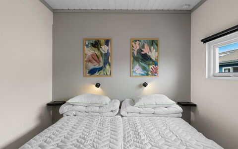 Asfrid - 80M from the Sea: Slaapkamer, Interieur Ontwerp, Plafond, Bed, Laken, Verdieping, Linens, Bedding, Meubilair, Verlichting