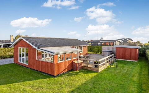Ali - 500M from the Sea: Verblijf, Backyard, Werf, Garden Gebouwen, Schuur, Siding, Buitenmeubels, Blokhut, Outdoor Structuur, Keet