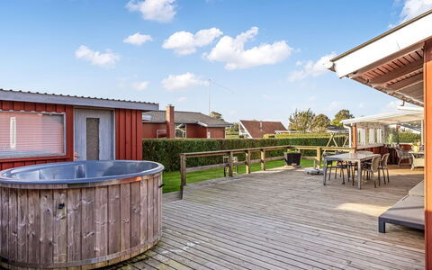 Ali - 500M from the Sea: Verblijf, Backyard, Werf, Garden Gebouwen, Schuur, Siding, Buitenmeubels, Blokhut, Outdoor Structuur, Keet