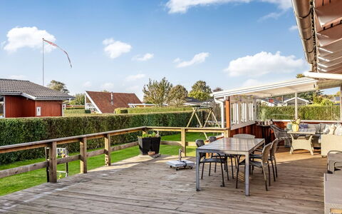 Ali - 500M from the Sea: Verblijf, Backyard, Werf, Garden Gebouwen, Schuur, Siding, Buitenmeubels, Blokhut, Outdoor Structuur, Keet