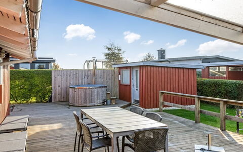 Ali - 500M from the Sea: Verblijf, Backyard, Werf, Garden Gebouwen, Schuur, Siding, Buitenmeubels, Blokhut, Outdoor Structuur, Keet