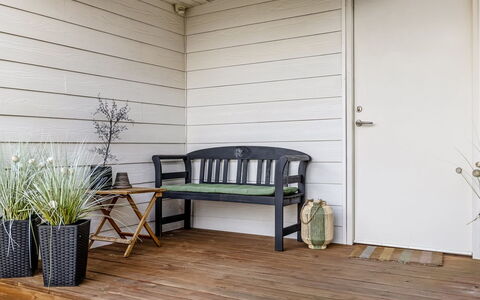 Ali - 500M from the Sea: Verblijf, Backyard, Werf, Garden Gebouwen, Schuur, Siding, Buitenmeubels, Blokhut, Outdoor Structuur, Keet