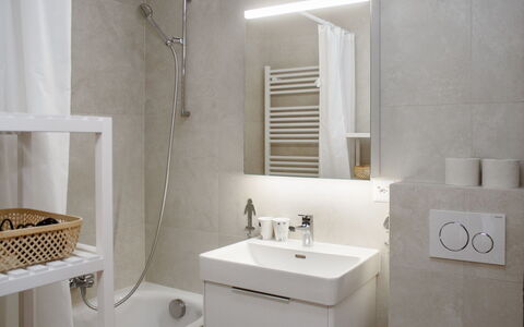 Apollo 2: Interieur Ontwerp, Flooring, Muur, Loodgieterswerkinrichting, Verdieping, Badkamer, Wastafel, Wastafel In De Badkamer, Spiegel, Kraan