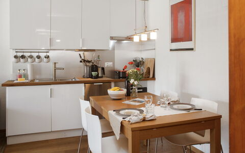 Apollo 2: Meubilair, Keuken, Countertop, Interieur Ontwerp, Cabinetry, Toestel Van De Keuken, Flooring, Muur, Lichte Inrichting, Hout