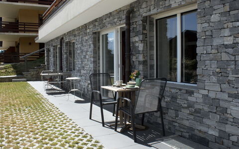 Apollo 2: Samengesteld Materiaal, Beton, Flagstone, Stenen Muur, Balkon, Buitenmeubels, Steen, Schaduw, Cobblestone