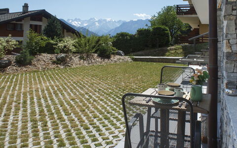 Apollo 2: Tuin, Buitenmeubels, Flagstone, Groundcover, Stoel, Backyard, Landscaping, Schaduw, Werf, Gazon