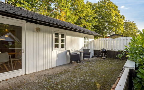 Ranka - 300M from the Sea: Verblijf, Backyard, Werf, Garden Gebouwen, Schuur, Siding, Buitenmeubels, Blokhut, Outdoor Structuur, Keet