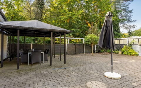 Ranka - 300M from the Sea: Verblijf, Backyard, Werf, Garden Gebouwen, Schuur, Siding, Buitenmeubels, Blokhut, Outdoor Structuur, Keet