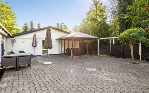 Ranka - 300M from the Sea: Verblijf, Backyard, Werf, Garden Gebouwen, Schuur, Siding, Buitenmeubels, Blokhut, Outdoor Structuur, Keet