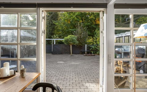 Ranka - 300M from the Sea: Verblijf, Backyard, Werf, Garden Gebouwen, Schuur, Siding, Buitenmeubels, Blokhut, Outdoor Structuur, Keet
