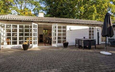 Ranka - 300M from the Sea: Verblijf, Backyard, Werf, Garden Gebouwen, Schuur, Siding, Buitenmeubels, Blokhut, Outdoor Structuur, Keet