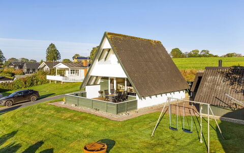 Elisabete - 600M from the Sea: Verblijf, Backyard, Werf, Garden Gebouwen, Schuur, Siding, Buitenmeubels, Blokhut, Outdoor Structuur, Keet