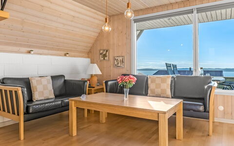 Elisabete - 600M from the Sea: Verblijf, Backyard, Werf, Garden Gebouwen, Schuur, Siding, Buitenmeubels, Blokhut, Outdoor Structuur, Keet