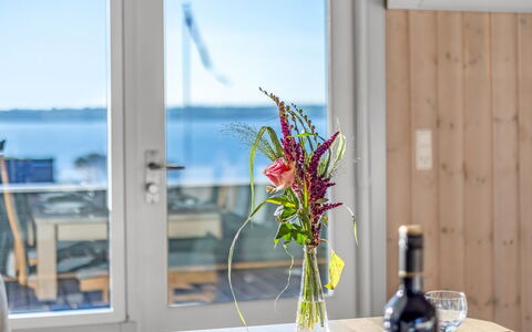 Elisabete - 600M from the Sea: Verblijf, Backyard, Werf, Garden Gebouwen, Schuur, Siding, Buitenmeubels, Blokhut, Outdoor Structuur, Keet