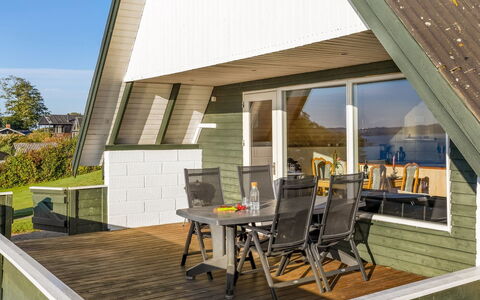 Elisabete - 600M from the Sea: Verblijf, Backyard, Werf, Garden Gebouwen, Schuur, Siding, Buitenmeubels, Blokhut, Outdoor Structuur, Keet