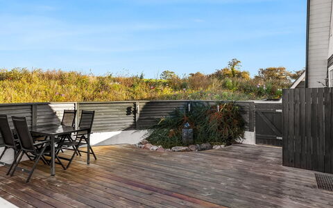 Elisabete - 600M from the Sea: Verblijf, Backyard, Werf, Garden Gebouwen, Schuur, Siding, Buitenmeubels, Blokhut, Outdoor Structuur, Keet